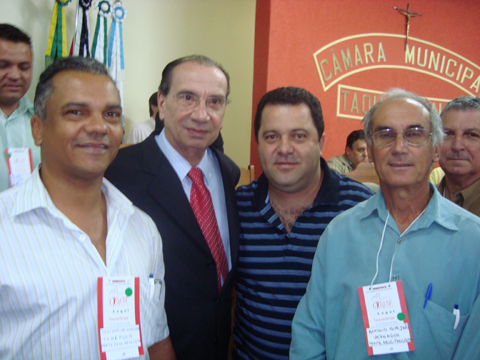 Vereador Toninho, Aloysio Nunes, vereadores Fabinho e Nardo Gurjon, na Câmara de Taquaritinga